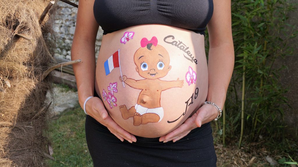 belly-painting-bebe-metisse-coupe-du-monde-maquillage-prenatal-Ile-de-france-femme-enceinte-grossesse-baby-shower